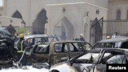 2015年5月29日沙特消防人员在达曼一座清真寺旁灭火，此前该地发生爆炸。