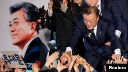 韩国当选总统文在寅在首尔感谢支持他的群众(2017年5月10日)