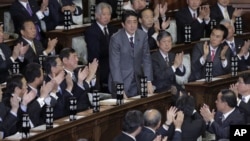 日本国会下院院会2012年12月26批准安倍晋三继任日本首相之后，安倍晋三鞠躬致意