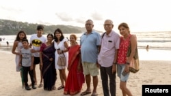 印度游客在泰国一个海边旅游胜地合影。（路透社）