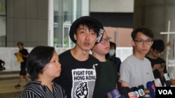 民陣召集人岑子傑 （左二）對媒體講話。 （美國之音申華拍攝）