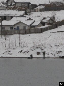 在鴨綠江邊洗衣的北韓婦女