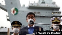 日本防卫大臣岸信夫在美国位于横须贺的海军基地参观了英国“伊丽莎白女王”号航母后对媒体发表讲话。(2021年9月6日)