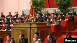 北韓朝中社發布的照片​​顯示，北韓領導人金正恩在勞動黨第八屆全國代表大會上講話。 （2021年1月6日）