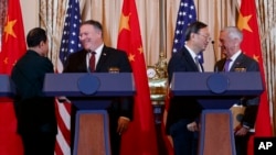 中国国防部长魏凤和、美国国务卿蓬佩奥、中共政治局委员杨洁篪和美国国防部长马蒂斯在美国国务院举行的记者会结束后握手。（2018年11月9日）