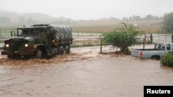Canada&#39;s Prime Minister Stephen Harper and his wife, Laureen Harper, lay flowers at the National War Memorial in downtown Ottawa October 23, 2014.
