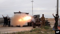 伊拉克遜尼派民兵用火箭彈攻擊伊斯蘭國武裝分子