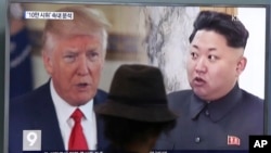 北韓金正恩(右)與川普總統(左)8月10日在南韓首爾火車站螢幕上的資料照。