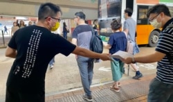 社民连主席黄浩铭7月1日下午在鹅颈桥底摆街站，向市民发特刊回顾2003年开始历年7-1游行的历史（美国之音/汤惠芸)