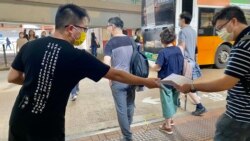 社民連主席黃浩銘7月1日下午在鵝頸橋底擺街站，向市民發特刊回顧2003年開始歷年7-1遊行的歷史（美國之音湯惠芸)