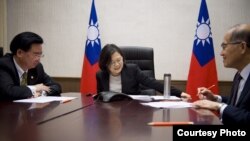 台灣總統蔡英文(中) 和國家安全會議秘書長吳釗燮 (左)以及外交部長李大維2016年12月2日與美國侯任總統川普打電話 (圖片來源：台灣總統辦公室)