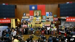 2014年4月7日， 台灣學生佔領位於台北市的立法院抗議台灣與中國大陸的“兩岸服務貿易協定”。 （資料照片）