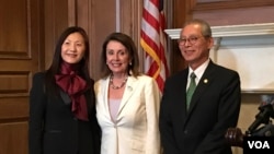 美國眾議院議長佩洛西（中）在《台灣關係法》40週年酒會與時任台灣駐美代表的高碩泰及其夫人的合影（資料照，美國之音鍾辰芳拍攝）