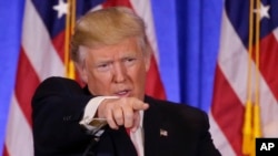 川普总统在2017年一次新闻发布会上称有关他与俄罗斯串通的消息为“假新闻”