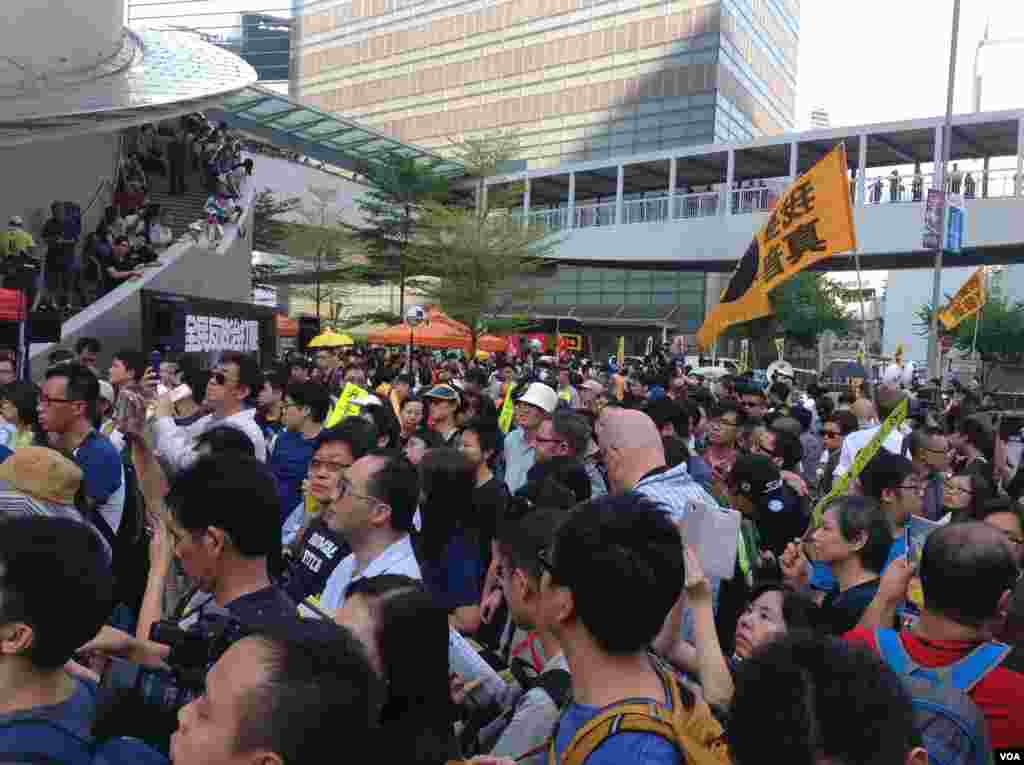 港人重返政總紀念雨傘運動一周年（美國之音海彥拍攝） 