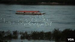 湄公河是泰国和老挝的界河，当地渔民说，湄公河的水位正在逐年降低 。（美国之音 朱诺拍摄，2013年1月10日）