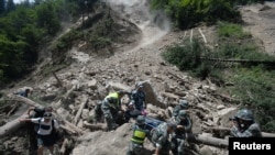 中國武警士兵在四川阿壩州九寨溝縣附近發生強烈地震後搶救倖存者。 （2017年8月9日）