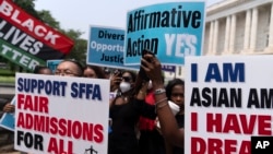 美國最高法院外聚集支持和反對平權行動的群眾。
