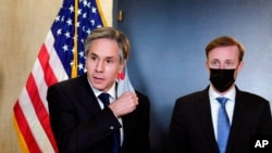 资料照：国务卿安东尼·沙利文在国家安全顾问杰克·沙利文陪同下，于2021年3月19日在阿拉斯加安克雷奇举行的中美闭门会谈后与媒体交谈。