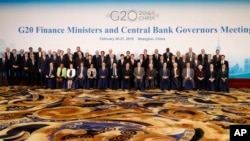 东道国中国的财政部长楼继伟（前左中）与央行行长周小川（前右中）与G20财政部长和央行行长在上海浦东香格里拉酒店合影。（2016年2月27日）