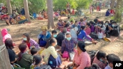 2021年12月17日，在泰國北部德省Mae Tao，緬甸軍隊和克倫族反叛組織發生衝突後，逃往泰國的緬甸村民在疏散區休息。（美聯社）