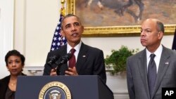 美国总统奥巴马在国土安全部部长约翰逊（右）和司法部长林奇陪同下，在白宫发表谈话（2015年11月25日）