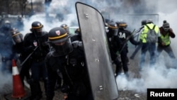 国抗议人士星期六在巴黎与警察爆发冲突 