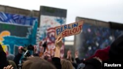 遊行人士抗議出賣柏林牆