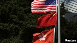 資料照：2013年6月27日美國、中國和香港旗幟在香港分域碼頭飄揚。