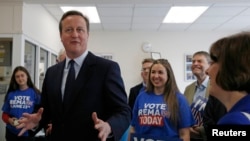 卡梅倫在公投前夕拉票