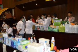 抗議現場的醫務志願者(美國之音申華拍攝)