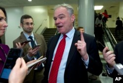 参议员凯恩向记者发表讲话（2018年12月21日）