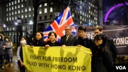 支持修訂BNO簽證的團體星期一在英國首相府對面空地集會，約有百多人參與 （美國之音鄭樂捷）