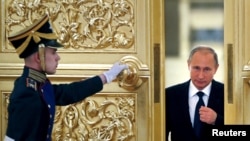 资料照：俄罗斯总统普京在克里姆林宫前去会见“公民社会与人权总统委员会”成员。（2015年10月1日） 