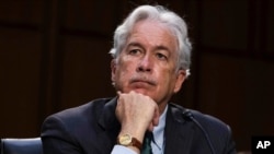 中央情報局局長伯恩斯在國會山舉行的參議院聽證會上聽取有關全球威脅的意見。（2021年4月14日，美聯社）