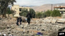 ຊາຍຄົນນຶ່ງ ແລະລູກສອງຄົນ ຍ່າງຢູ່ເທິງຊາກຫັກພັງ ໃນສະຖານທີ່ເກີດການໂຈມຕີທາງອາກາດເມື່ອຕອນຂ້າມຄືນ ຂອງອິສຣາແອລ ຢູ່ພາກຕາເວັນອອກຂອງເລບານອນ ໃສ່ຄຸ້ມບ້ານ ອາລ ຄາສຣ (al-Qasr), ເມື່ອວັນທີ 11 ພະຈິກ 2024. 