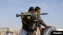 資料照：胡塞武裝分子在薩那舉行的遊行中乘坐一輛皮卡車聲援加沙走廊的巴勒斯坦人。 （2024年1 月29日）