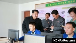 朝鲜中央通讯社发布的朝鲜领导人金正日在一个没有具体说明的日期里视察一家制鞋厂的照片。（2015年11月27日）