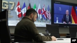 烏克蘭總統澤連斯基（左）和德國總理朔爾茨（右）於2022年10月11日出席七國集團和烏克蘭領導人的視頻會議。