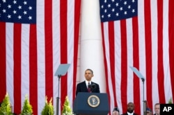 美国总统奥巴马2013年11月11日，在华盛顿的阿灵顿国家公墓发表讲话，赞扬美国军人对国家的贡献