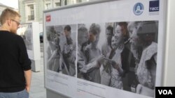 俄羅斯官媒塔斯社去年夏季在莫斯科舉辦介紹中俄友誼圖片展覽。一位行人在觀看50年代有關中蘇友誼的圖片。 （美國之音白樺拍攝）