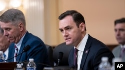 加拉格爾(Mike Gallagher)於2023年2月28日主持第一次美國與中共戰略競爭問題特別委員會會議。(美聯社)