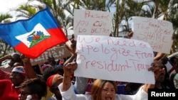 示威人士2018年1月15日在佛羅里達州川普渡假地抗議（路透社）