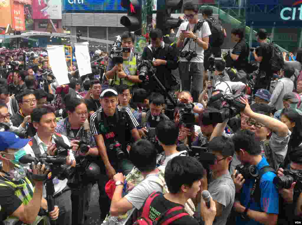 香港警方星期三上午展开强行清场行动（美国之音海彦 拍摄)。