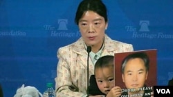 中国维权人士张海涛的妻子李爱杰带着三岁的儿子小曼德拉出席美国传统基金会研讨会，再度呼吁世人关注中国失去自由的人们。 (美国之音萧雨拍摄)