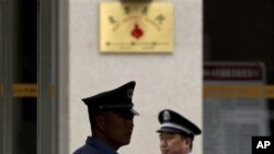 在陳光誠留醫的醫院外星期三依然有很多警察把守