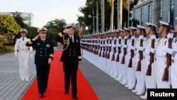 時任廣州軍區副司令員兼南海艦隊司令員的沈金龍陪同新西蘭皇家海軍司令傑克斯蒂爾少將在湛江檢閱儀仗隊。(2015年1月14日)