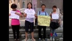 薄熙来支持者开审前到法院抗议