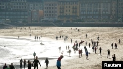 5月2日，西班牙政府部分解除為控制新型冠狀病毒疫情而實行的限製或外活動禁令，人們在聖塞巴斯蒂安海灘活動。