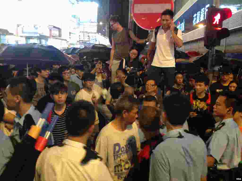  旺角示威现场少数反占中人士受到警察保护(美国之音海彦拍摄)